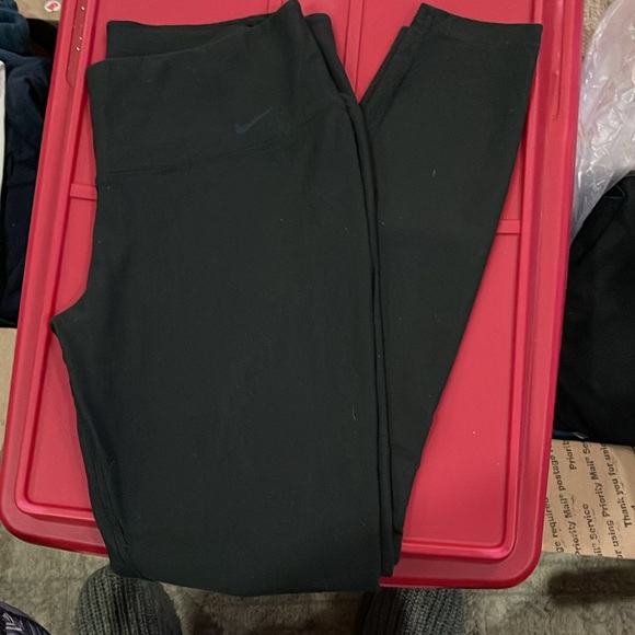 Nike black leggings. Size Med 🎅🏽🎅🏽🎅🏽🎁🎁🎁🎄🎄🎄 - Picture 4 of 6